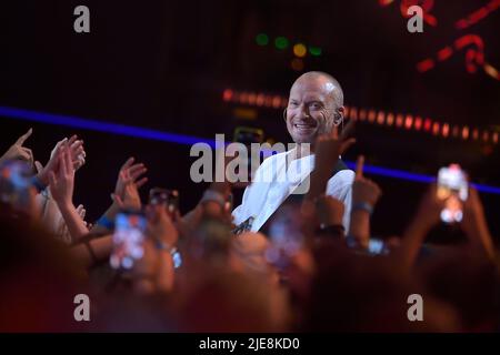 La chanteuse italienne Biagio Antonacci pendant l'enregistrement de l'événement musical TIM Summer Hits dirigé par Andrea Delogu et Stefano de Martino. Une série de concerts sur les places italiennes diffusées sur Rai2. Piazza del Popolo (Rome) Italie, 24 juin 2022 Banque D'Images