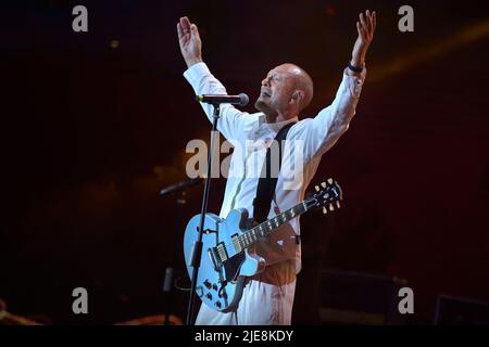 La chanteuse italienne Biagio Antonacci pendant l'enregistrement de l'événement musical TIM Summer Hits dirigé par Andrea Delogu et Stefano de Martino. Une série de concerts sur les places italiennes diffusées sur Rai2. Piazza del Popolo (Rome) Italie, 24 juin 2022 Banque D'Images