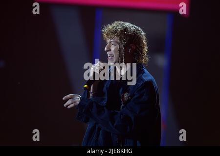 La chanteuse italienne Irama pendant l'enregistrement de l'événement musical TIM Summer Hits dirigé par Andrea Delogu et Stefano de Martino. Une série de concerts sur les places italiennes diffusées sur Rai2. Piazza del Popolo (Rome) Italie, 24 juin 2022 Banque D'Images