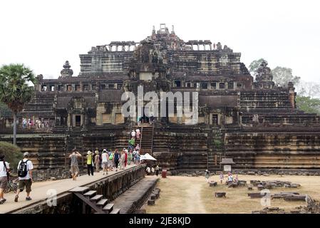 Les touristes se promeuvent le long de la chaussée en grès jusqu'au temple de Baphuon, situé à Angkor Thom, au nord-ouest de Bayon, Angkor, Siem Reap, Cambodge. La mise en garde Banque D'Images