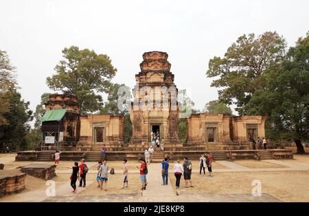 Les touristes visitent les ruines du temple de Prasat Kravan, Angkor, Siem Reap, cambodge. Prasat Kravan est un petit temple de 10th siècle composé de cinq reddi Banque D'Images