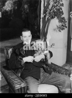 Auteur-compositeur Cole PORTER portrait franc à sa maison de Beverly Hills avec ses deux chiens au moment où il travaillait sur les paroles et la musique des chansons pour ELEANOR POWELL dans BORN TO DANCE 1936 réalisateur ROY DEL RUTH Metro Goldwyn Mayer Banque D'Images