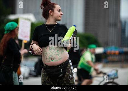 Chicago, États-Unis. 25th juin 2022. Une femme enceinte prend part à une manifestation dans le centre-ville de Chicago, aux États-Unis, sur 25 juin 2022. Alors que la Cour suprême des États-Unis a renversé Roe c. Wade, une décision historique de 1973 établissant un droit constitutionnel à l'avortement, une vague de protestations et d'indignation balaie le pays. Credit: Vincent D. Johnson/Xinhua/Alay Live News Banque D'Images