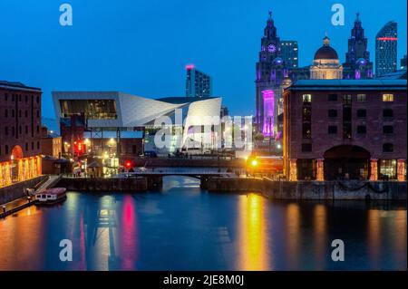 En regardant vers les bâtiments du front de mer historique à Liverpool du Royal Albert Docks Banque D'Images