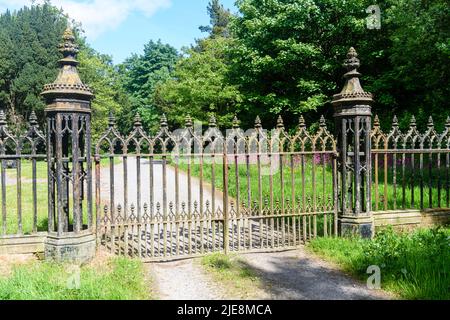 Portes en fer forgé très ornées à l'entrée d'un ancien domaine de campagne. Banque D'Images