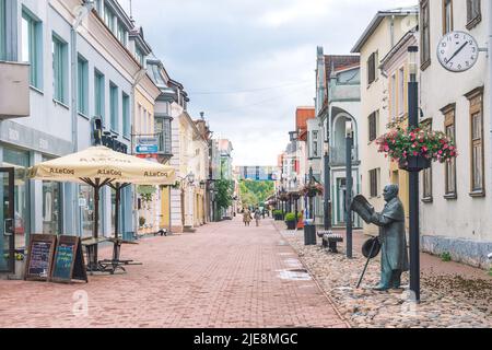 Rue de la vieille ville de Parnu avec sculpture grandeur nature de Johann Voldemar Jannsen, père du journalisme estonien et auteur de l'hymne national Banque D'Images