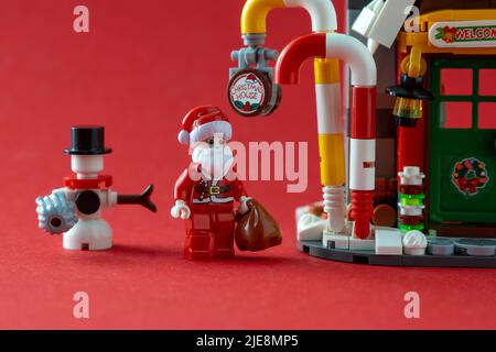 Jouet du nouvel an. Maison d'hiver du Père Noël et bonhomme de neige. LEGO constructeur briques détails. Histoire de Noël et mini-figurines. Contexte du concept d'artisanat pour enfants. Kiev, Ukraine - 23 février 2022 Banque D'Images