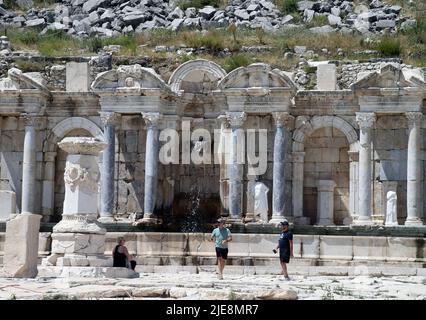 Ankara, Turquie. 25th juin 2022. Les visiteurs marchent dans l'ancienne ville de Sagalassos, près de la ville d'Aglasun dans la province de Burdur, Turquie, 25 juin 2022. Crédit: Mustafa Kaya/Xinhua/Alamy Live News Banque D'Images