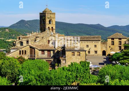 Maisons médiévales en pierre et constructions dans les Pyrénées espagnoles de la vallée de l'Ordesa. Banque D'Images