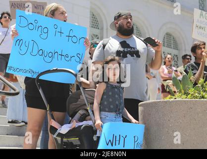 (220626) -- LOS ANGELES, 26 juin 2022 (Xinhua) -- les manifestants se rassemblent à l'extérieur de l'hôtel de ville de Los Angeles, au centre-ville de Los Angeles, en Californie, aux États-Unis, on 25 juin, 2022. Alors que la Cour suprême des États-Unis a renversé Roe c. Wade, une décision historique de 1973 qui établissait un droit constitutionnel à l'avortement, une vague de protestations et d'indignation balaie le pays. (Xinhua) Banque D'Images