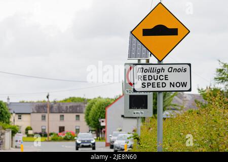 Panneau de signalisation informant les conducteurs de la présence de ralentisseurs, et de réduire la vitesse maintenant, République d'Irlande Banque D'Images