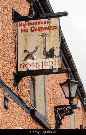 Panneau Guinness très ancien devant un pub irlandais avec le slogan « My goody, My Guinness » Banque D'Images