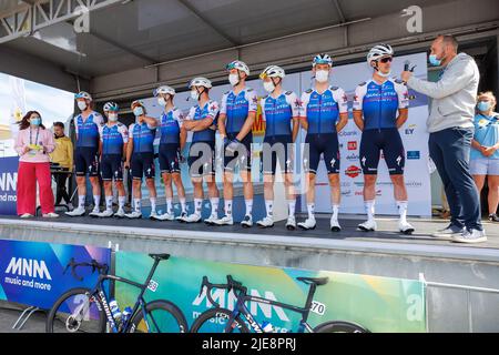 Quick-STEP Alpha Vinyl Team photographié au début de la course d'élite masculine aux championnats de cyclisme belge, une course 209km à Middelkerke, dimanche 26 juin 2022. BELGA PHOTO KURT DESPLENTER Banque D'Images