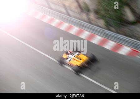 Ouverture du papillon des gaz sur la piste de Formule 1 à Monaco pour le Grand Prix historique en 2022 - McLaren en plein soleil. Banque D'Images