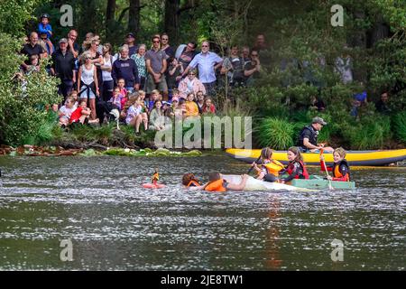 Thursley Road, Elstead. 26th juin 2022. Des intervalles ensoleillés dans les comtés d'origine cet après-midi. Elstead Paper Boat course dirigé par Elstead Girlguiding a eu lieu sur Moat Pond, Elstead, avec le thème du Jubilé. Les concurrents avaient des fortunes mixtes dans leurs bateaux faits maison. Crédit : james jagger/Alay Live News Banque D'Images