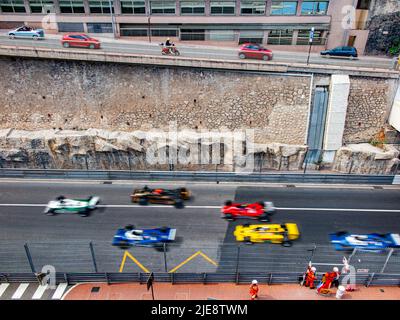 Voitures de Formule 1 historiques sur le circuit de Monaco avec des voitures régulières au-dessus de Monte Carlo, 2022 Banque D'Images