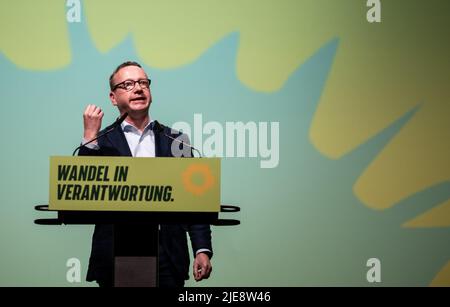 25 juin 2022, Rhénanie-du-Nord-Westphalie, Bielefeld: Benjamin Limbach, Président de l'Université fédérale d'administration publique, s'adresse aux délégués. La CDU et les Verts sont confrontés aux derniers obstacles majeurs sur la voie d'un gouvernement conjoint en NRW. Photo: Fabian Strauch/dpa Banque D'Images