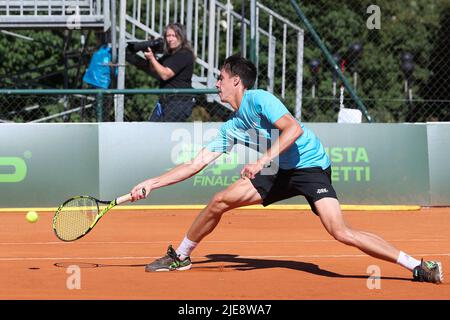 Milan, Italie. 25th juin 2022. Italie, Milan, juin 25 2022: Fabian Morozsan pendant un match de tennis FRANCESCO PASSARO (ITA) contre FABIAN MAROZSAN (RUS) semi-ATP Challenger Milan à Aspria Harbour Club (Credit image: © Fabrizio Andrea Bertani/Pacific Press via ZUMA Press Wire) Banque D'Images