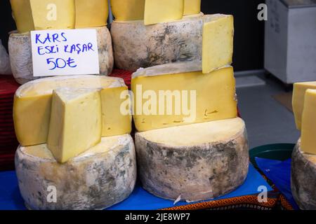 Des coupes ou kashkaval kasseri en vente sur l'étagère Banque D'Images