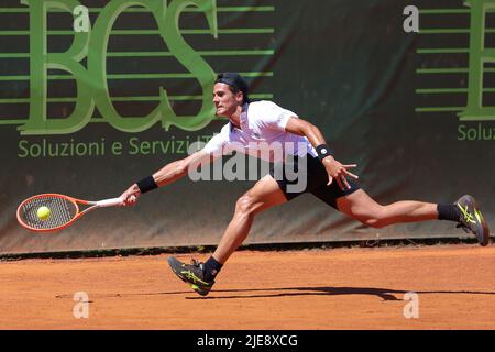 25 juin 2022, Milan, Italie: Italie, Milan, juin 25 2022: Federico Coria lors d'un match de tennis FEDERICO CORIA (ARG) contre ALEXANDER SHEVCHENKO (RUS) semi-fin ATP Challenger Milan au Aspria Harbour Club (Credit image: © Fabrizio Andrea Bertani/Pacific Press via ZUMA Press Wire) Banque D'Images