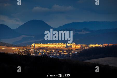 Domaine de logement de Hajik à la périphérie de la ville de Zilina avec campagne environnante au coucher du soleil, Slovaquie, Europe. Banque D'Images