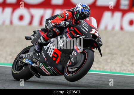 ASSEN - Maverick Vinales (SPA) sur son Aprilia en action pendant la finale du MotoGP sur 26 juin 2022 au circuit TT d'Assen, pays-Bas. ANP VINCENT JANNINK Banque D'Images