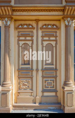 Vue détaillée d'une porte en bois richement formée. Banque D'Images