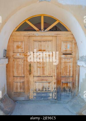 Vue détaillée d'une porte en bois richement formée. Banque D'Images