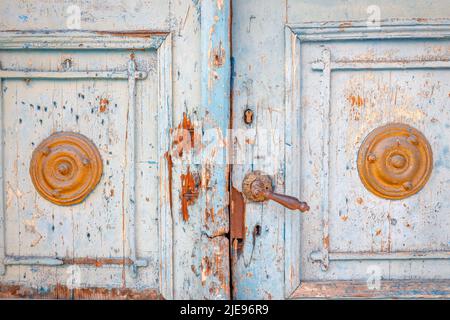 Vue détaillée d'une porte en bois richement formée. Banque D'Images