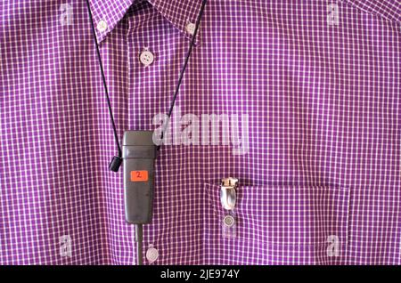 Concept podcasting, microphone d'enregistrement vintage sur une chemise mauve, espace de copie gratuit Banque D'Images