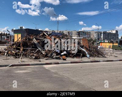 06/17/2022 Ukraine, Kharkiv, la guerre de la Russie contre l'Ukraine. Pile brûlée de métal: Vestiges de la destruction des magasins et des planchers de commerce par des roquettes Banque D'Images