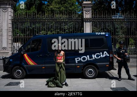 Madrid, Espagne. 26th juin 2022. Un homme habillé comme un soldat clown est vu debout à côté de la police lors d'une manifestation contre l'OTAN. L'Espagne accueillera un sommet de l'OTAN à Madrid les 29 et 30th juin 2022. Credit: Marcos del Mazo/Alay Live News Banque D'Images