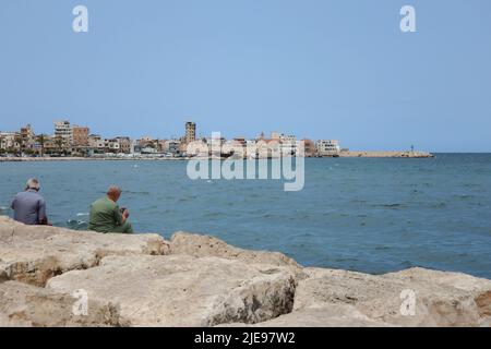 Tyr, Liban. 25th juin 2022. Vue sur la vieille ville depuis la promenade de la mer, Tyr, Liban 25 juin 2022. Tire, ou Sour, est la quatrième ville du Liban, après Beyrouth, Tripoli et Saida, et la capitale du district de Tyr dans le shiit Hezbollah et le gouvernorat sud contrôlé par Amal. La ville est située à environ 20 km au nord de la frontière avec Israël, et son territoire abrite à Naqoura la base de la FINUL, les forces de maintien de la paix de l'ONU au Liban. (Photo d'Elisa Gestri/Sipa USA) crédit: SIPA USA/Alay Live News Banque D'Images