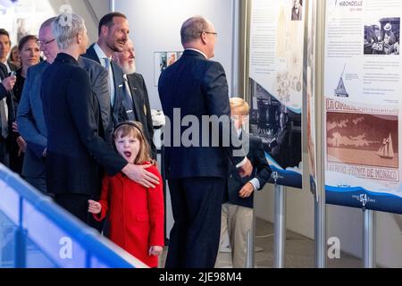 Oslo 20220622.H.K.H. Le Prince héritier Haakon, le Prince Albert II, la princesse Charlene de Monaco, et les enfants (à gauche) la princesse Gabriella et le frère jumeau Jacques lors de l'ouverture de la nouvelle exposition au Musée Fram d'Oslo. Photo: Javad Parsa / NTB Banque D'Images