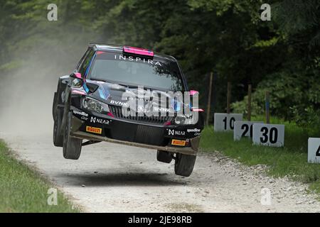 Goodwood, West Sussex, Royaume-Uni 26th juin 2022. Une voiture de rallye saute au-dessus du saut de la scène du rallye au Goodwood Festival of Speed – « les innovateurs – les chefs-d'œuvre du sport automobile », à Goodwood, dans l'ouest du Sussex, au Royaume-Uni. © Malcolm Greig/Alamy Live News Banque D'Images