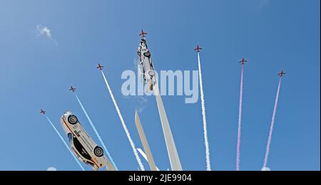 Goodwood, West Sussex, Royaume-Uni 26th juin 2022. Les flèches rouges survolent la vedette centrale de BMW au Goodwood Festival of Speed – « The Innovators – Masterminds of Motorsport », à Goodwood, West Sussex, Royaume-Uni. © Malcolm Greig/Alamy Live News Banque D'Images