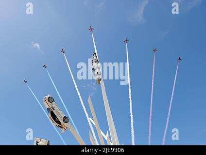 Goodwood, West Sussex, Royaume-Uni 26th juin 2022. Les flèches rouges survolent la vedette centrale de BMW au Goodwood Festival of Speed – « The Innovators – Masterminds of Motorsport », à Goodwood, West Sussex, Royaume-Uni. © Malcolm Greig/Alamy Live News Banque D'Images