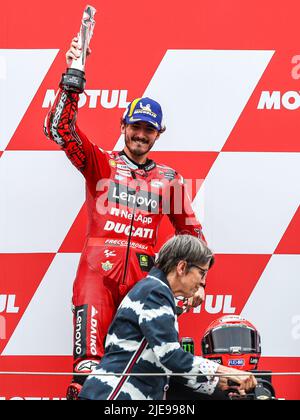 ASSEN - Francesco Bagnaia (ITA) sur son Ducati remporte la finale du MotoGP sur 26 juin 2022 sur le circuit TT d'Assen, pays-Bas. ANP VINCENT JANNINK Banque D'Images