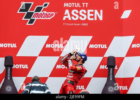 ASSEN - Francesco Bagnaia (ITA) sur son Ducati remporte la finale du MotoGP sur 26 juin 2022 sur le circuit TT d'Assen, pays-Bas. ANP VINCENT JANNINK Banque D'Images