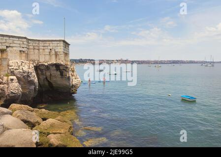 Cascais près de Lisbonne, ville balnéaire. Paysage pittoresque avec vue sur l'océan, de belles falaises et le port. Portugal Banque D'Images