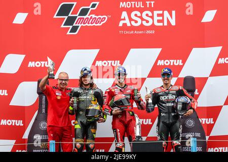 ASSEN - Marco Bezzecchi (ITA), Francesco Bagnaia (ITA), Maverick Vinales (SPA) après la finale MotoGP sur 26 juin 2022 au circuit TT d'Assen, pays-Bas. ANP VINCENT JANNINK Banque D'Images