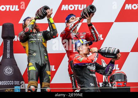 ASSEN - Marco Bezzecchi (ITA), Francesco Bagnaia (ITA), Maverick Vinales (SPA) après la finale MotoGP sur 26 juin 2022 au circuit TT d'Assen, pays-Bas. ANP VINCENT JANNINK Banque D'Images