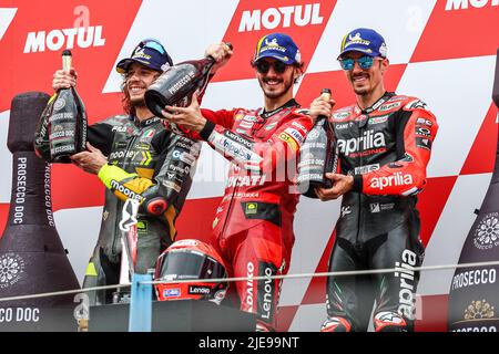 ASSEN - Marco Bezzecchi (ITA), Francesco Bagnaia (ITA), Maverick Vinales (SPA) après la finale MotoGP sur 26 juin 2022 au circuit TT d'Assen, pays-Bas. ANP VINCENT JANNINK Banque D'Images