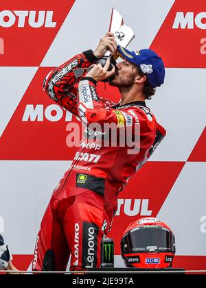 ASSEN - Francesco Bagnaia (ITA) sur son Ducati remporte la finale du MotoGP sur 26 juin 2022 sur le circuit TT d'Assen, pays-Bas. ANP VINCENT JANNINK Banque D'Images