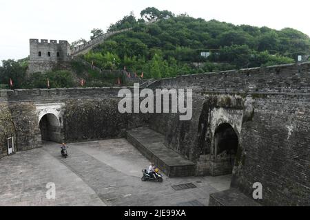 Linhai. 24th juin 2022. Photo prise sur 24 juin 2022 montre l'ancien mur de la ville de Taizhou, Linhai, dans la province de Zhejiang en Chine orientale. L'ancienne ville de Taizhou, avec son mur de ville antique bien conservé, abrite quelque 30 000 habitants. La ville reçoit quotidiennement plus de 10 000 000 touristes, certains projets de patrimoine culturel immatériel et certaines industries culturelles et créatives ayant été lancés dans la ville ces dernières années. Credit: Weng Xinyang/Xinhua/Alay Live News Banque D'Images