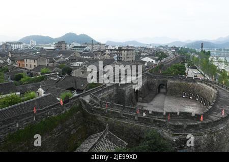 Linhai. 24th juin 2022. Photo prise sur 24 juin 2022 montre l'ancienne ville de Taizhou, Linhai, dans la province de Zhejiang en Chine orientale. L'ancienne ville de Taizhou, avec son mur de ville antique bien conservé, abrite quelque 30 000 habitants. La ville reçoit quotidiennement plus de 10 000 000 touristes, certains projets de patrimoine culturel immatériel et certaines industries culturelles et créatives ayant été lancés dans la ville ces dernières années. Credit: Weng Xinyang/Xinhua/Alay Live News Banque D'Images