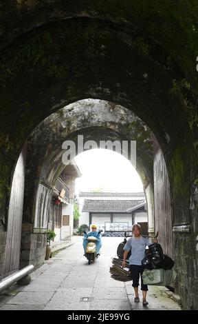 Linhai, province chinoise de Zhejiang. 24th juin 2022. Les gens passent par la porte de l'ancien mur de la ville de Taizhou, Linhai, province de Zhejiang en Chine orientale, 24 juin 2022. L'ancienne ville de Taizhou, avec son mur de ville antique bien conservé, abrite quelque 30 000 habitants. La ville reçoit quotidiennement plus de 10 000 000 touristes, certains projets de patrimoine culturel immatériel et certaines industries culturelles et créatives ayant été lancés dans la ville ces dernières années. Credit: Weng Xinyang/Xinhua/Alay Live News Banque D'Images