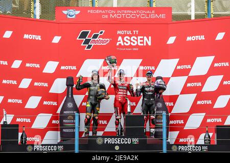 ASSEN - Marco Bezzecchi (ITA), Francesco Bagnaia (ITA), Maverick Vinales (SPA) après la finale MotoGP sur 26 juin 2022 au circuit TT d'Assen, pays-Bas. ANP VINCENT JANNINK Banque D'Images