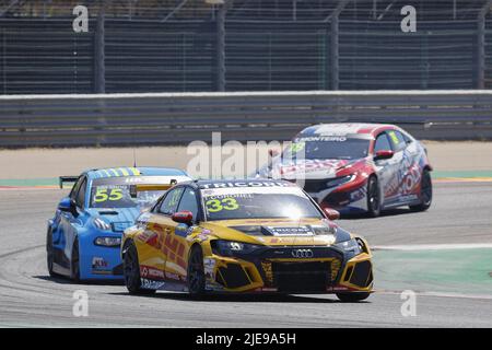 33 CORONEL Tom (NLD), Comtoyou DHL Team Audi Sport, Audi RS 3 LMS, action, 55 QING HUA Ma (CHN), Cyan Racing Lynk & Co, Lynk & Co 03 TCR, action, pendant la WTCR - course of Spain 2022, 4th ronde de la FIA World Touring car Cup 2022, Sur l'Aragon de 24 juin à 26 à Alcaniz, Espagne - photo: FR..d..ric le Floch/DPPI/LiveMedia Banque D'Images