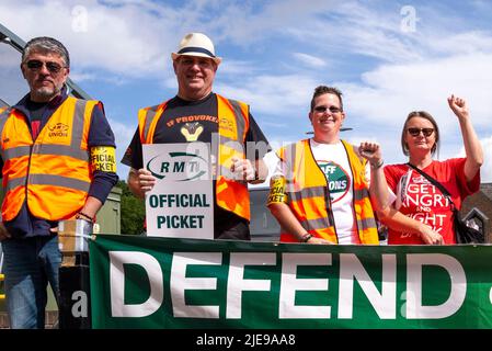 Des grévistes de RMT protestent devant la gare Southend Victoria lors d'une journée de grève qui a eu des répercussions sur les activités du réseau ferroviaire de la journée Banque D'Images